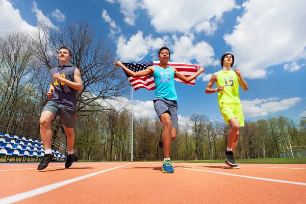 Memenangkan pelari dengan bendera Amerika Serikat — Stok Foto