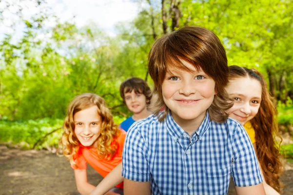 Дети веселятся в летнем парке — стоковое фото