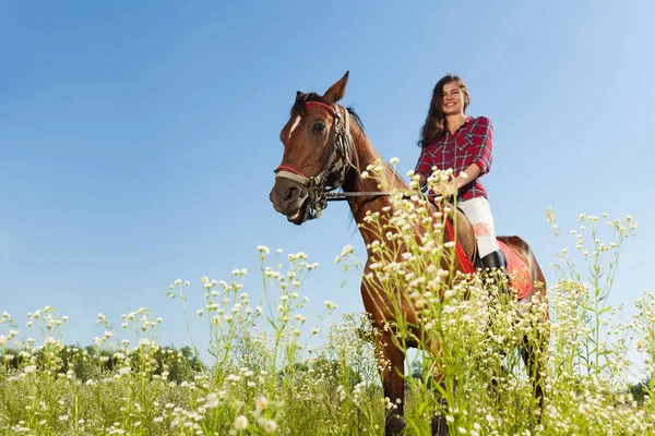 Donna a cavallo — Foto Stock