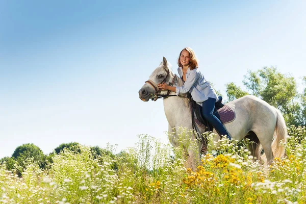 Žena pÛdû bílý kůň — Stock fotografie
