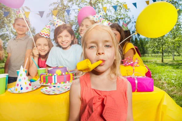 Barnen firar födelsedag i parken — Stockfoto