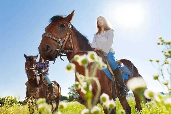 Молодые женщины на лошадях — стоковое фото