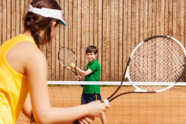 Мальчик держит теннисный мяч и ракетку — стоковое фото