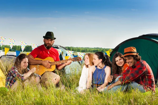 Gitara elektryczna enjoing znajomych na camping — Zdjęcie stockowe