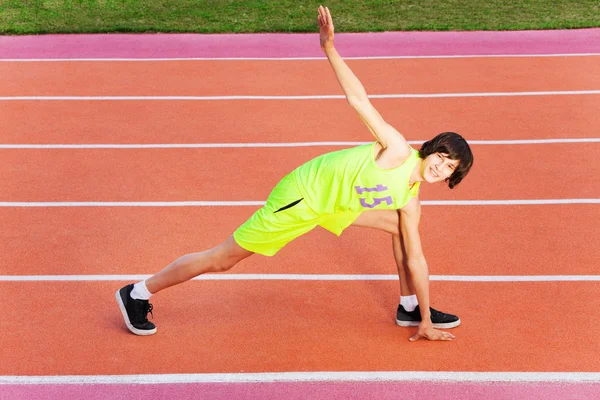 Junge Athletin trainiert im Freien — Stockfoto