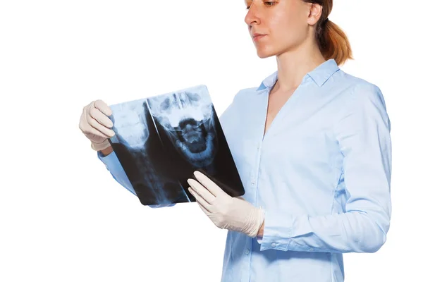 Femme médecin tenant une radiographie — Photo