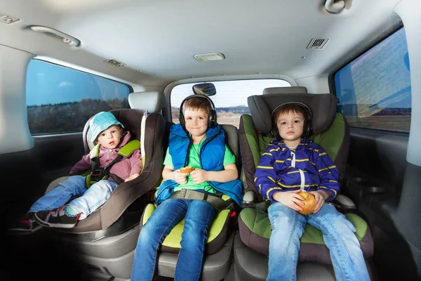 Jungen sitzen auf Sicherheitssitzen im Auto — Stockfoto