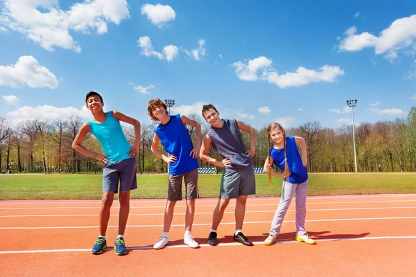 Adolescentes haciendo ejercicios al aire libre —  Fotos de Stock
