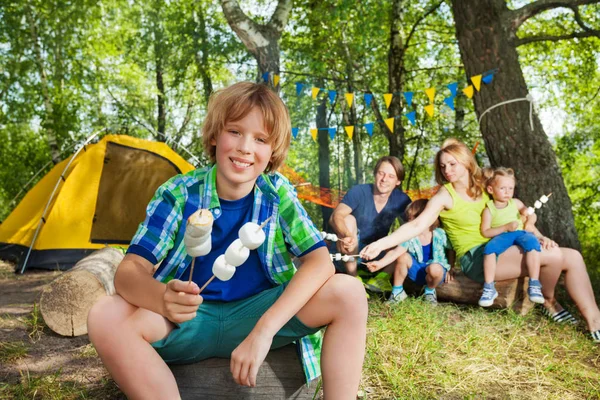 Jovem família ativa acampando na floresta — Fotografia de Stock