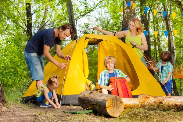 Mladý aktivní rodina táboření v lese — Stock fotografie