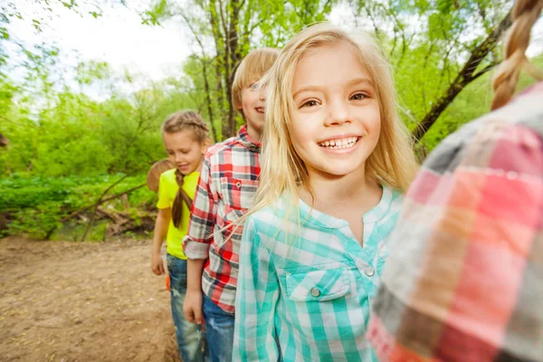 Kinder spazieren gemeinsam im Wald — Stockfoto