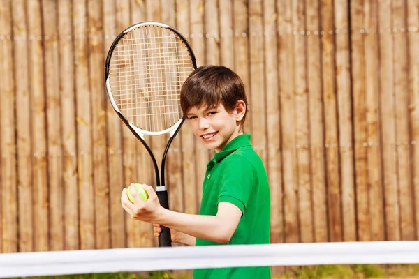 Niño comenzando juego de tenis — Foto de Stock