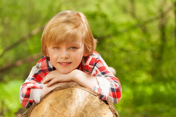 Boy laying on log — Stock Photo, Image