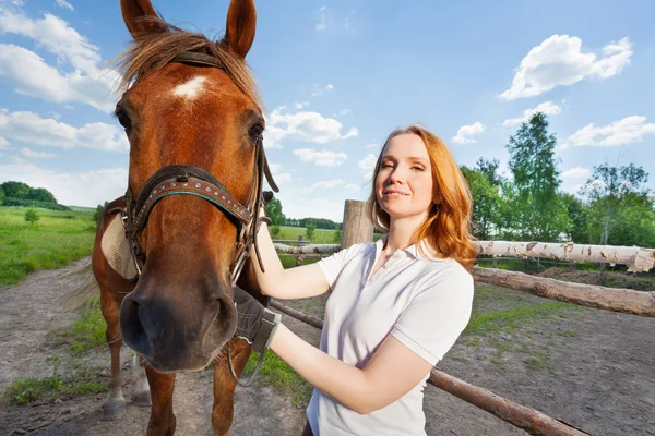 Mujer joven con su caballo — Foto de Stock