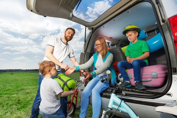 Boy helping his parents — Stock Photo, Image