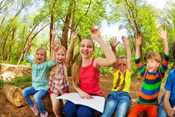 Happy kids reading book — Stock Photo, Image