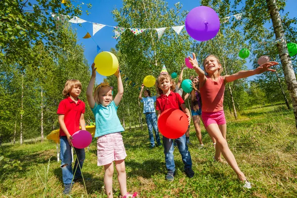 Kids playing with balloons — Stock Photo, Image