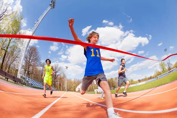Teenager-Sprinter kommt ins Ziel — Stockfoto