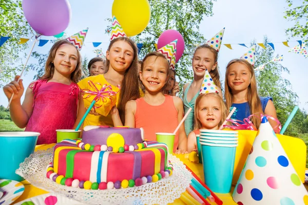 Kinderen vieren verjaardag in park — Stockfoto