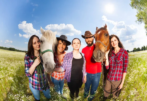 Cavaliers heureux à cheval — Photo