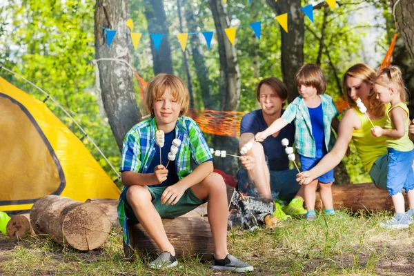 Fiatal aktív család, kemping, erdő — Stock Fotó