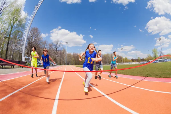 Sprinter laufen ins Ziel — Stockfoto