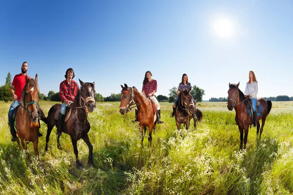 Los jóvenes disfrutan montar a caballo —  Fotos de Stock