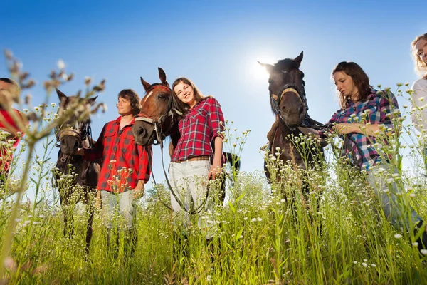 Jeunes avec leurs chevaux — Photo