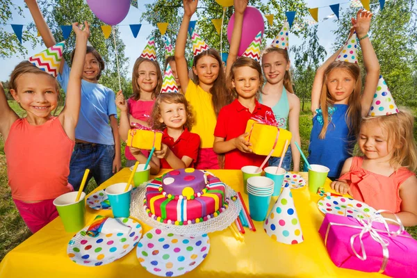 子供たちが公園で誕生日を祝う — ストック写真