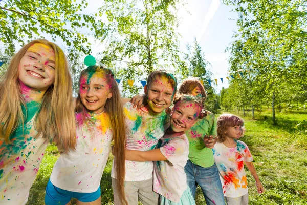 Kinderen met plezier met gekleurd poeder — Stockfoto