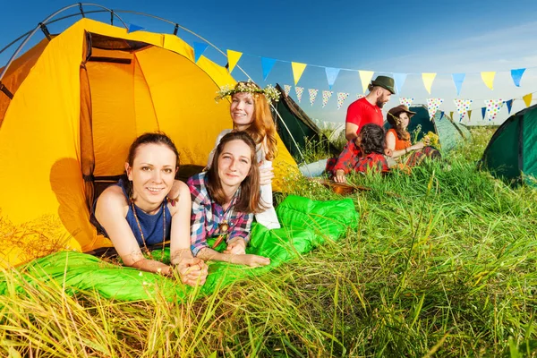 Campers relaxing at campsite — Stock Photo, Image