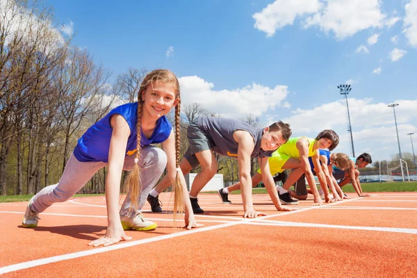 Läufer im Teenageralter startklar — Stockfoto