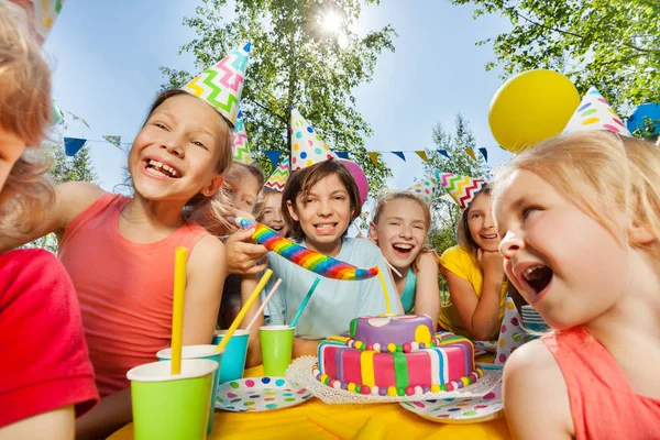 Niños celebrando cumpleaños en el parque — Foto de Stock