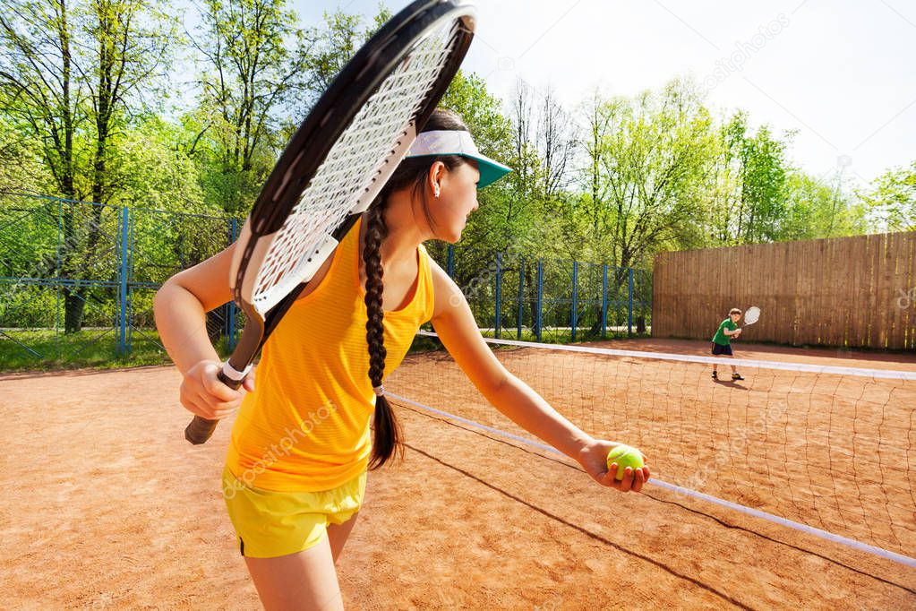 Female tennis player starting set