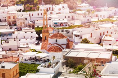 Lindos merkezi taş kule ile