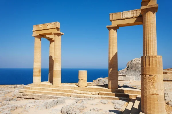Ruinas de la Acrópolis contra el mar Egeo —  Fotos de Stock