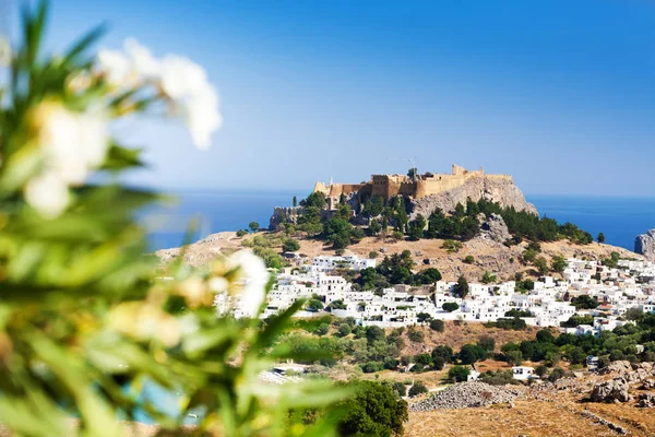Міський пейзаж Lindos села та Акрополь — стокове фото