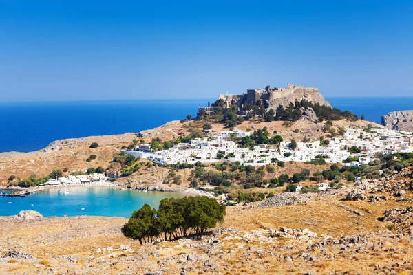 Ciudad de Lindos con bahía y Acrópolis —  Fotos de Stock