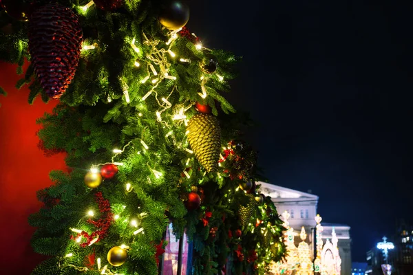 Wspaniałą Dekorację świąteczną miasto w nocy — Zdjęcie stockowe