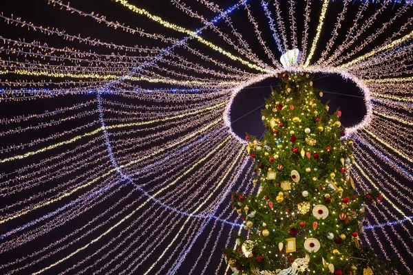 Çelenk ve baubles ile süslenen Noel ağacı — Stok fotoğraf