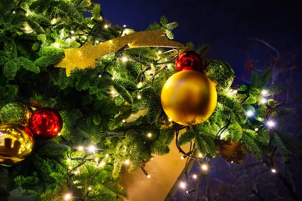 Gece şehir şenlikli dekorasyon Noel — Stok fotoğraf