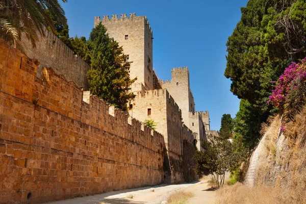 Palácio do Grande Mestre com paredes de pedra defensivas — Fotografia de Stock