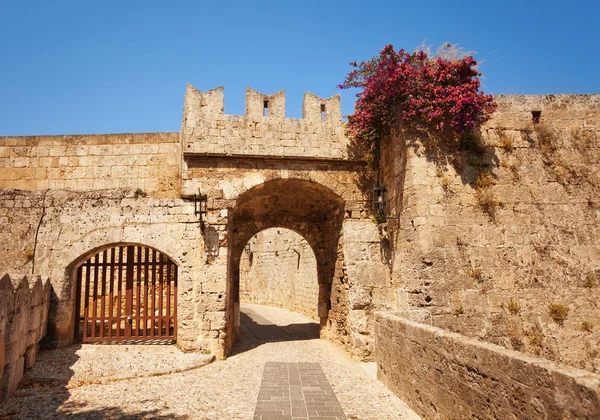 Fortificazioni della città vecchia sull'isola di Rodi — Foto Stock