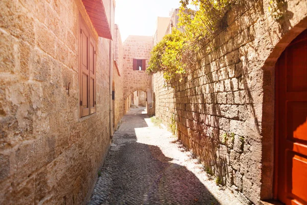 Древняя улица старого города на Родосе — стоковое фото