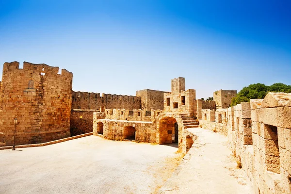Castello Palace inhägnade försvarstorn — Stockfoto