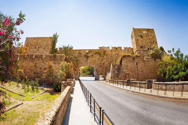 Muren van de oude stad van Rhodos eiland — Stockfoto