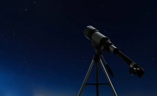 Telescopio apuntando al cielo nocturno y las estrellas —  Fotos de Stock