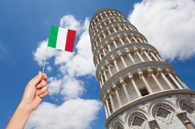 Pisa Kulesi karşı İtalyan bayrağı