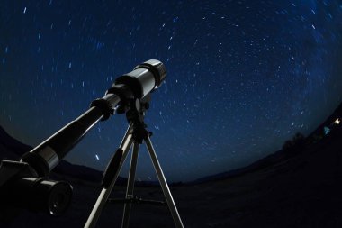 Gece gökyüzü ve yıldızlar için teleskop işaret