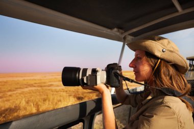 fotoğraf--dan safari jeep alarak kadın